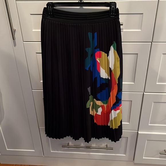 Black pleated midi skirt with colorful digital print! - Picture 3 of 4